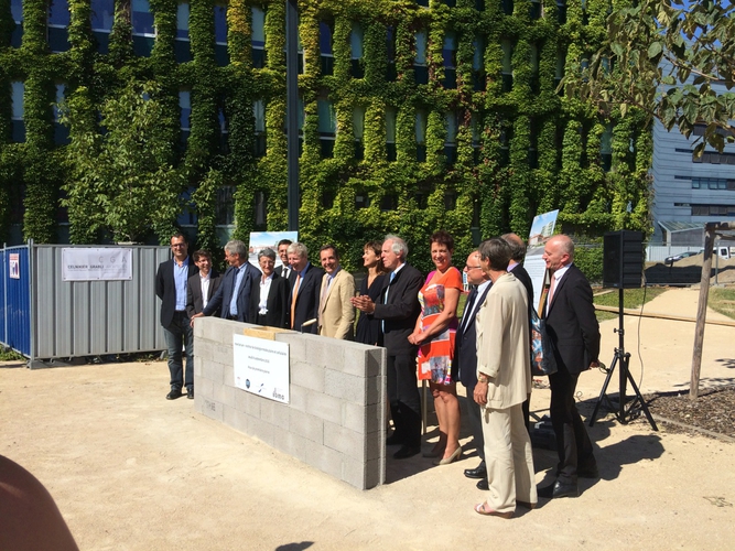 Pose de première pierre - insectarium